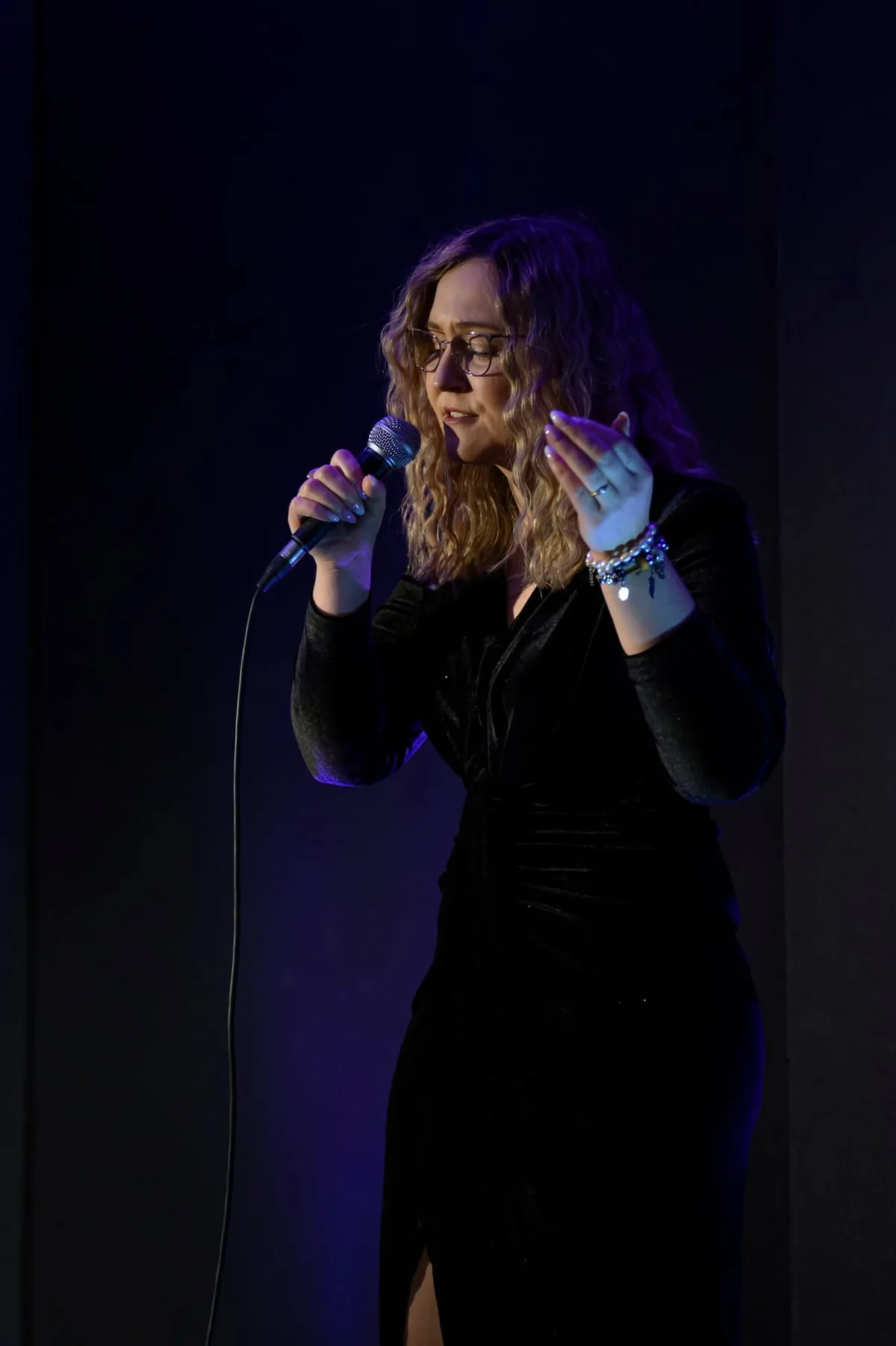 Gabriela Krzeszowiak śpiewa na scenie
