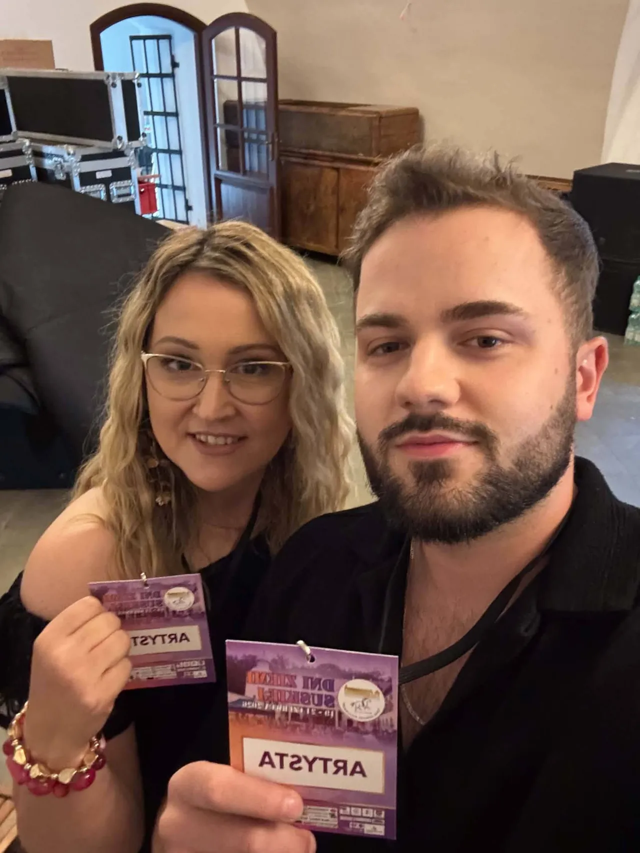 Gabriela i Maciej za kulisami z identyfikatorami artystów