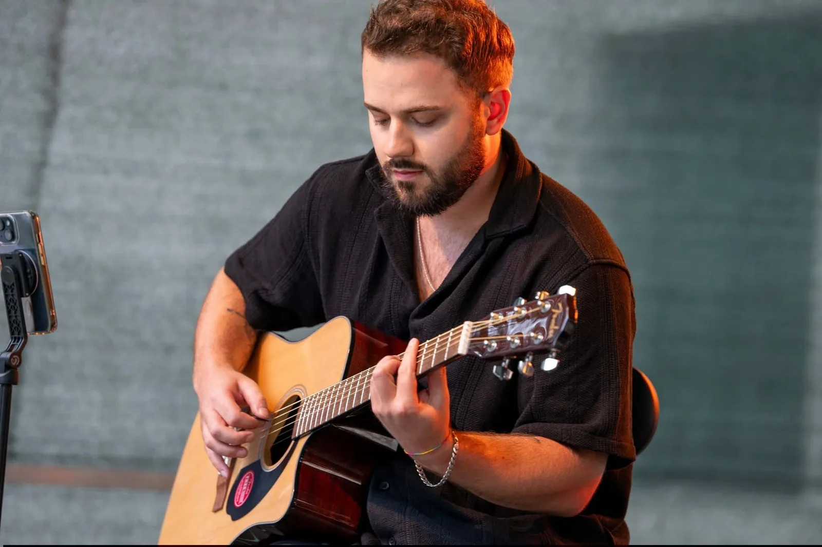 Maciej Mięso gra na gitarze akustycznej